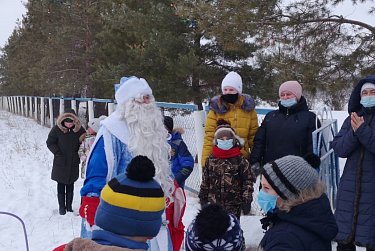 800 подарков для сельских детей привез Дед Мороз